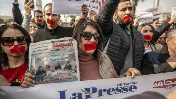 随着镇压的继续，更多批评人士在突尼斯被捕入狱