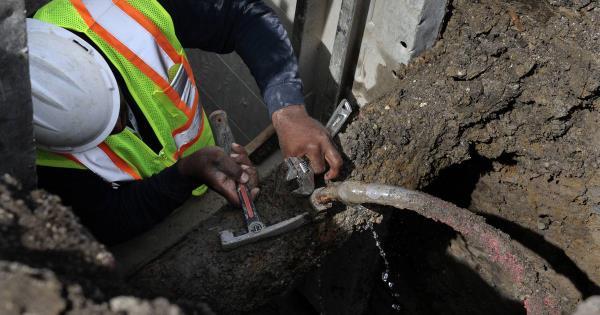 拜登环保局提出要求公用事业公司在十年内清除有毒的铅水管;芝加哥可能会得到更多的时间